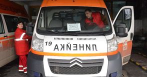 Спешна помощ подкрепи министър Москов с плакати на линейките