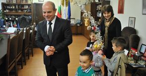 Коледари дариха кмета Стоилов с орехи и дюли за благополучие