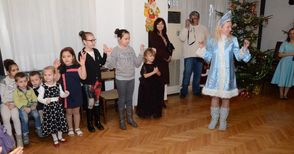 Дядо Мраз донесе кош подаръци  на децата в руското консулство
