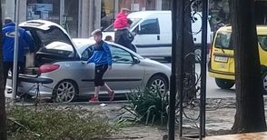 Мъж краде тротоарните плочки от „Борисова“