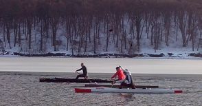 Гребците на „Локо“ дърпат веслата в замръзналото езеро на Николово