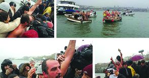 Русенец извади кръста в залива Златния рог в Истанбул