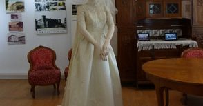 Елена Табакова от Чикаго дари сватбена рокля от 1959 г. на музея