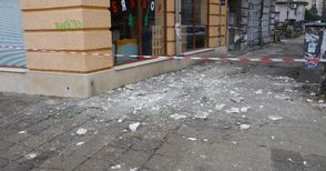 Каменни корнизи се ронят  от сграда по „Княжеска“