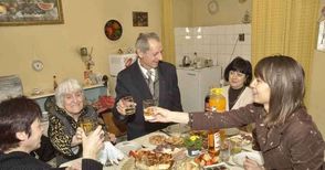 Колеги от МВР отрупаха с подаръци 90-годишната рожденичка Еленка Цанева