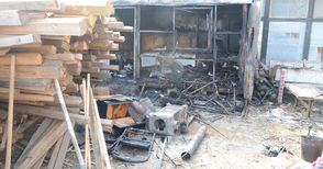 Кюмбе запали фургон в склад за дървени трупи