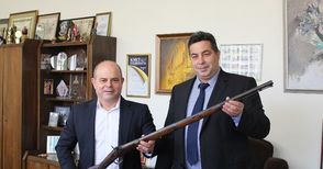 Възрожденска пушка от областния управител за рождения ден на кмета
