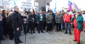 Над 600 човека от „Дунарит“ поискаха оставката на Лукарски
