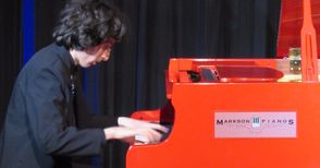 13-годишният Николай свири на рояла на Елтън Джон в Лондон