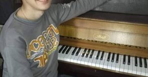 Именитата пианистка Мариета Петкова подари пиано на осмокласника Дими