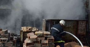 Напластени от години боклуци пламнаха в стара кула в „Изома“