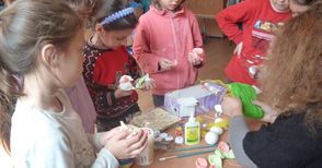 Деца шариха яйца и плетоха венци за базар в Николово
