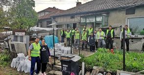 40 доброволци и дарители ремонтират къщата на самотна майка с три деца