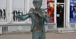 Продавачка нацапа със спрей цигуларчето пред „Балкан“