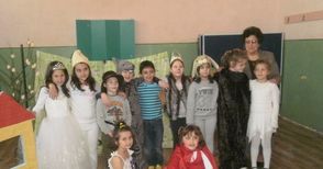 Деца от „Ангел Кънчев“ направиха театър от любими приказки