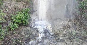Водопад от гореща вода разрушава път в района на млекозавода