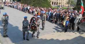 Военни маршове огласиха площада за празника на Русе и Деня на храбрoстта
