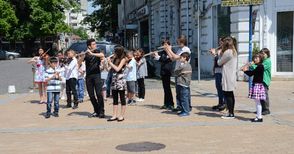 Малки музиканти изненадаха минувачи с флашмоб на „Одата на радостта“