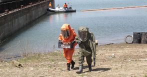 Учение „Дунав 2019“: Спасители обезвредиха хвърлени в реката бидони с опасни химикали