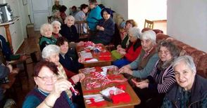 Сръчни баби измайсториха 7000 мартенички за Пощенска банка