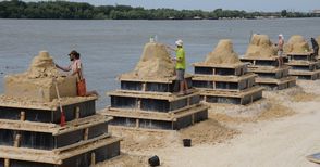 Скулптори извайват филмови герои от 600 тона пясък