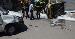 Пожарникари заляха кола с пяна след катастрофа на кръстовище