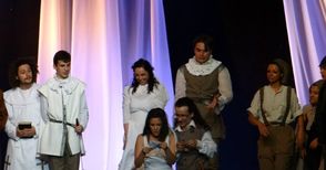 Театър „Пирон“ приключи сезона под бурните овации на публиката