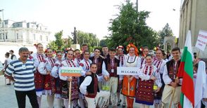 С дефиле на български народни носии  „Зора“ впечатли румънски фестивал