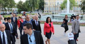 Премиерът Борисов разгледа  обновения площад „Батенберг“