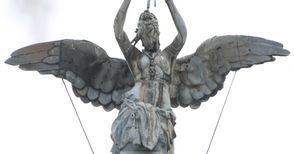 За „ангела“ върху купола на Доходното здание
