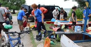 19 доброволци чистят  островите Алеко и Мишка