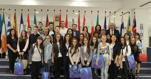 Ученици победители в конкурс гостуваха на Мария Габриел в Европарламента