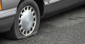 Кола с нарязани гуми заради неуредени сметки