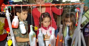 Деца създаваха мелодии от  стъклени бутилки и бурканчета