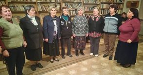 Дамите от „Зонта“ дариха книги  на читалището в Каран Върбовка