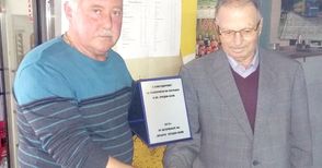 Ветераните в Кулата с грамота за Стоян Попов