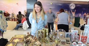 Майсторка на стъклопис от Ниш  гостува в базара на занаятите