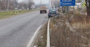 Пътят към Дунав мост засипан с боклуци след километричните опашки