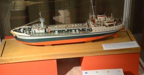 Лодка тутраканка и плаваща воденица акостираха в музея