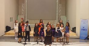 Таланти от Тутракан гостуваха на песенен концерт в Доходното
