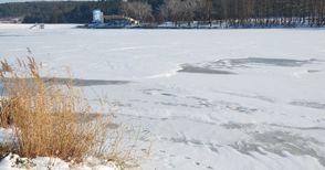 Ледът на езерото в Николово изкара гребците на сухо