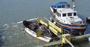 Луксозна датска яхта изгоря напълно в Яхт клуба