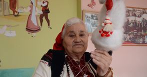 Баба Марта от 54 години събира бяла и червена колекция