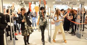 Откриването на H&M опразни класните стаи в събота