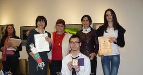 Млади журналисти от Облеклото  получиха награда и дариха знаме
