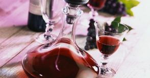 Декантер, гарафа или обикновена кана -  зависи кой каква почит отдава на виното
