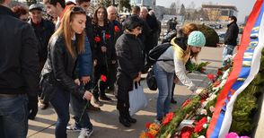 Венци и цветя отрупаха Альоша за руския празник на мъжете
