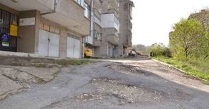 Блок „Елена“ вече десет години чака асфалт на улица „Левента“