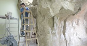 Майстори на холивудски декори  ваят сталактити в пещера в музея