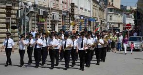 Духовият оркестър умножи редиците на празнично шествие